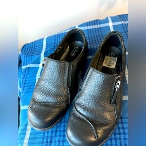 Clark’s comfort shoe with zipper 5.5